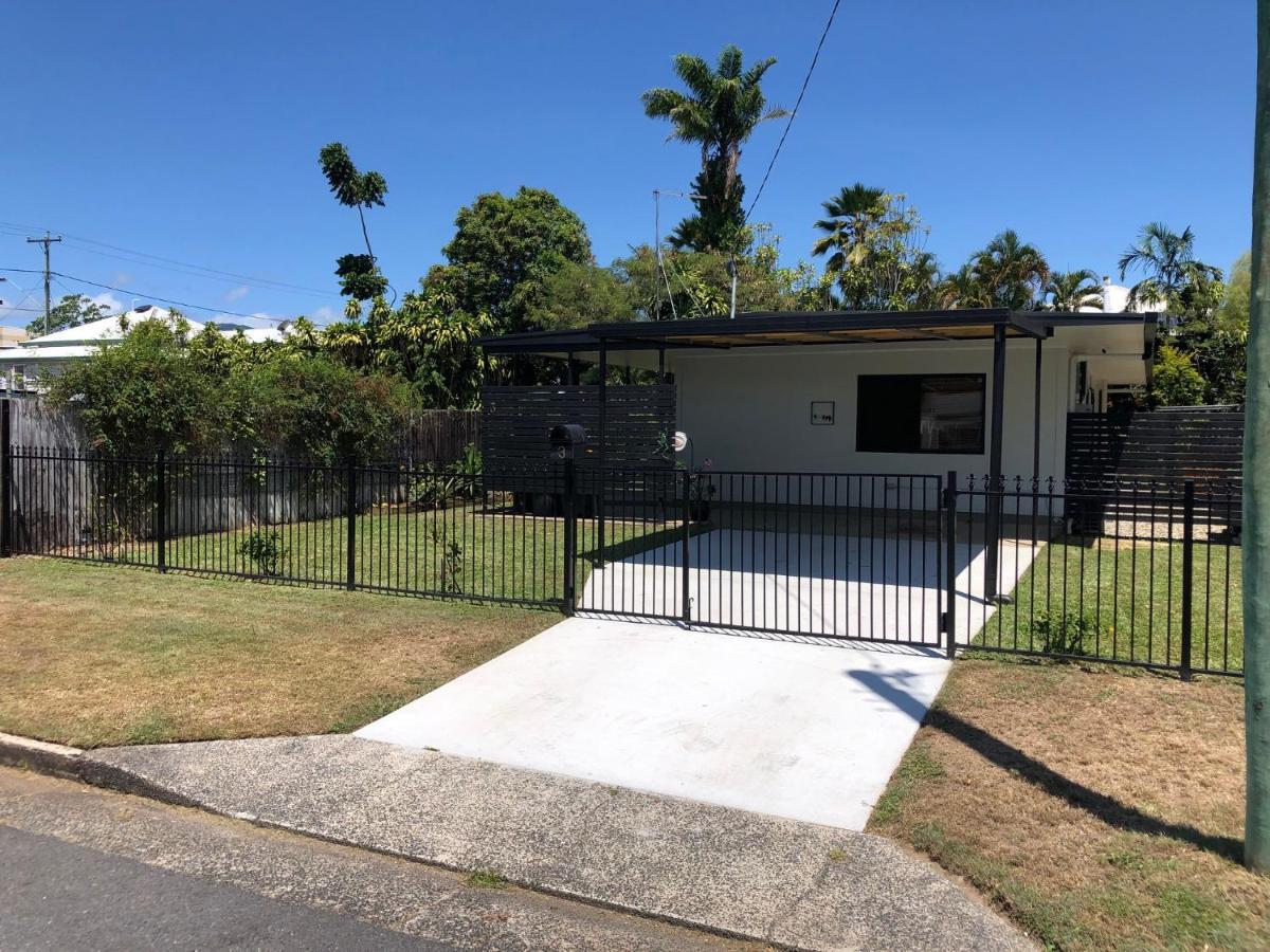 The Red Sparrow 2 Villa Cairns Exterior photo